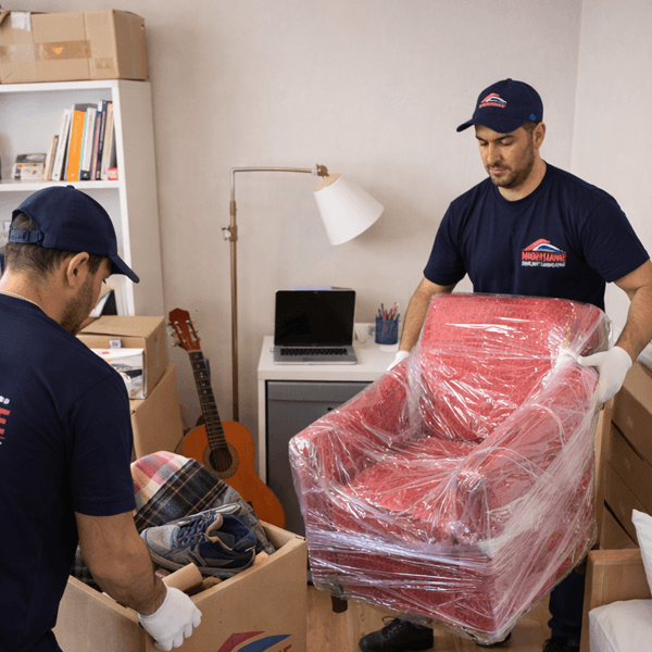 Öğrenci eşyalarını pratik ve hızlı şekilde taşır.